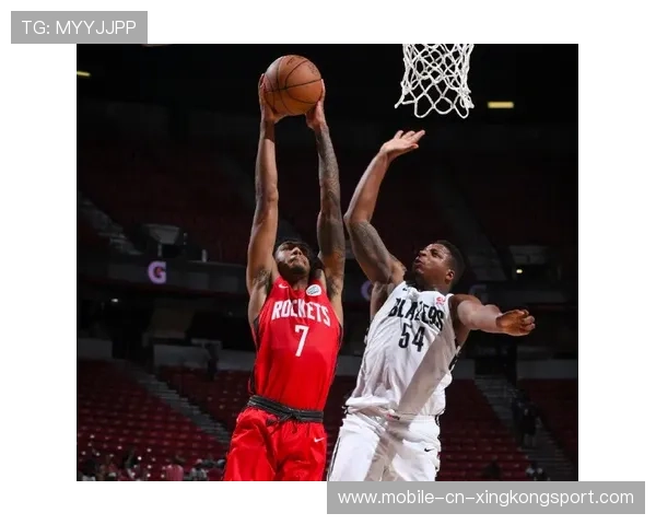 NBA火箭小将强突两个防守人打板命中